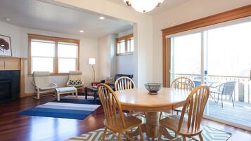 Townhouse, 3 kamar tidur | Tempat makan