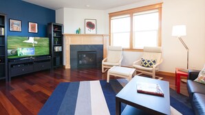 A living room with a fireplace, a television, and a sofa. - Private Reserve 3 Bedroom Townhouse by RedAwning (Hood River)