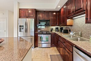 Casa, 2 habitaciones | Cocina privada | Refrigerador, microondas, horno y parrilla de estufa