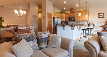 River Scene 30 Day Minimum 3 Bedroom Home by RedAwning