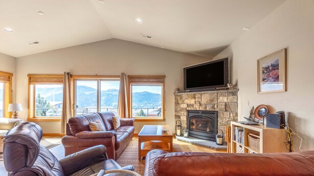 House, 3 Bedrooms | Living area - River Scene 30 Day Minimum 3 Bedroom Home by RedAwning (White Salmon)