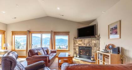 River Scene 30 Day Minimum 3 Bedroom Home by RedAwning