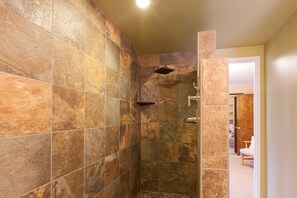 Maison, 4 chambres | Salle de bain | Sèche-cheveux, serviettes fournies, shampoing