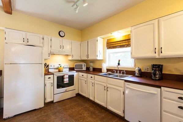 House, 4 Bedrooms | Private kitchen | Fridge, microwave, oven, stovetop