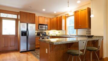 Condo, 3 Bedrooms | Private kitchen | Fridge, oven, coffee/tea maker, toaster