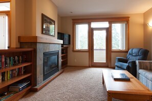 Living room - Columbia West 3 Bedroom Condo by RedAwning (Hood River)