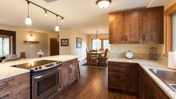 Private kitchen | Fridge, oven, coffee/tea maker, toaster