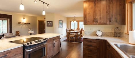 Private kitchen | Fridge, oven, coffee/tea maker, toaster