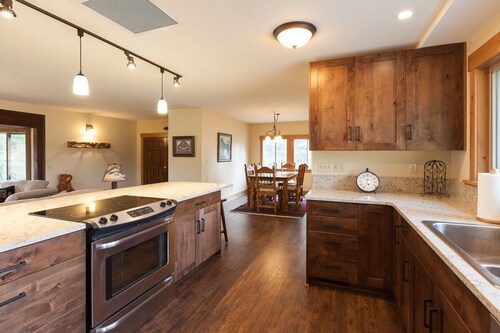 Hood View 4 Bedroom Cabin by RedAwning