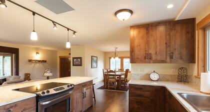 Hood View 4 Bedroom Cabin by RedAwning