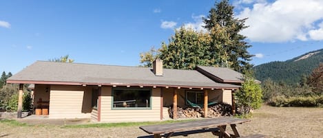 House, 4 Bedrooms | Outdoor dining