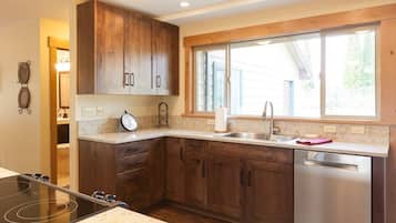 Private kitchen | Fridge, oven, coffee/tea maker, toaster