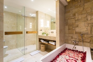 1 Bedroom Pool Villa | Salle de bain | Baignoire et douche séparées, baignoire profonde, douche cascade