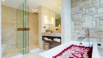 1 Bedroom Pool Villa | Banheiro | Banheira e chuveiro separados, banheira de imersão