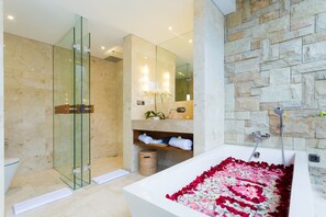 1 Bedroom Pool Villa | Banheiro | Banheira e chuveiro separados, banheira de imersão