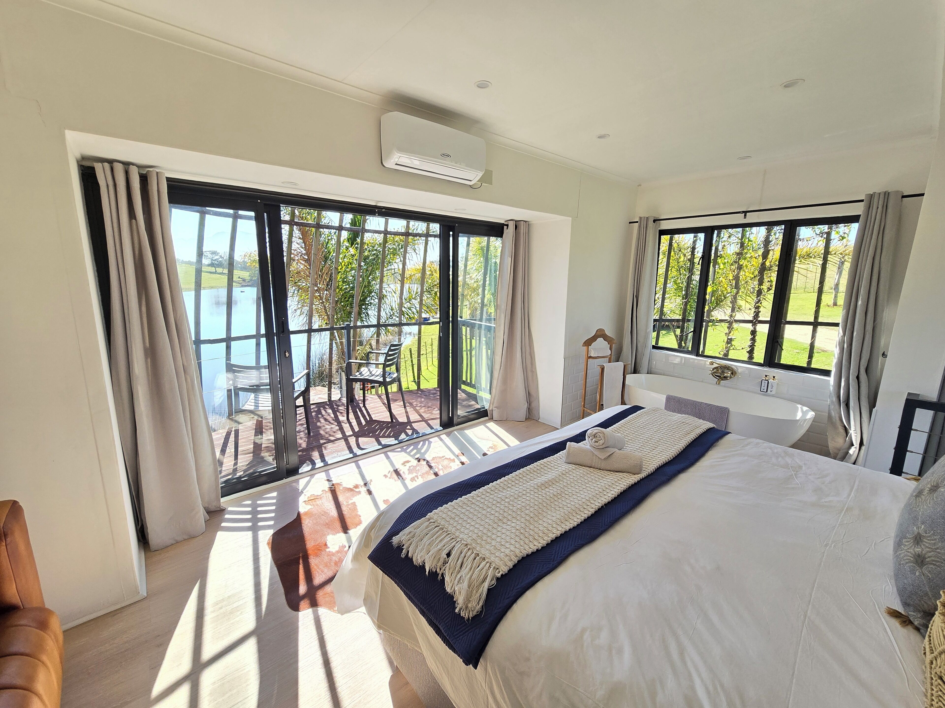 Eco Coconut 6 (2-4 sleeper) | 高級寝具、羽毛の掛け布団、ミニバー、客室ごとに異なる装飾