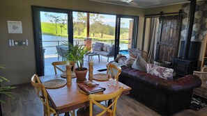 Eco Cabin 1 | 客廳 | 32 吋平面電視連衛星電視頻道、電視、壁爐