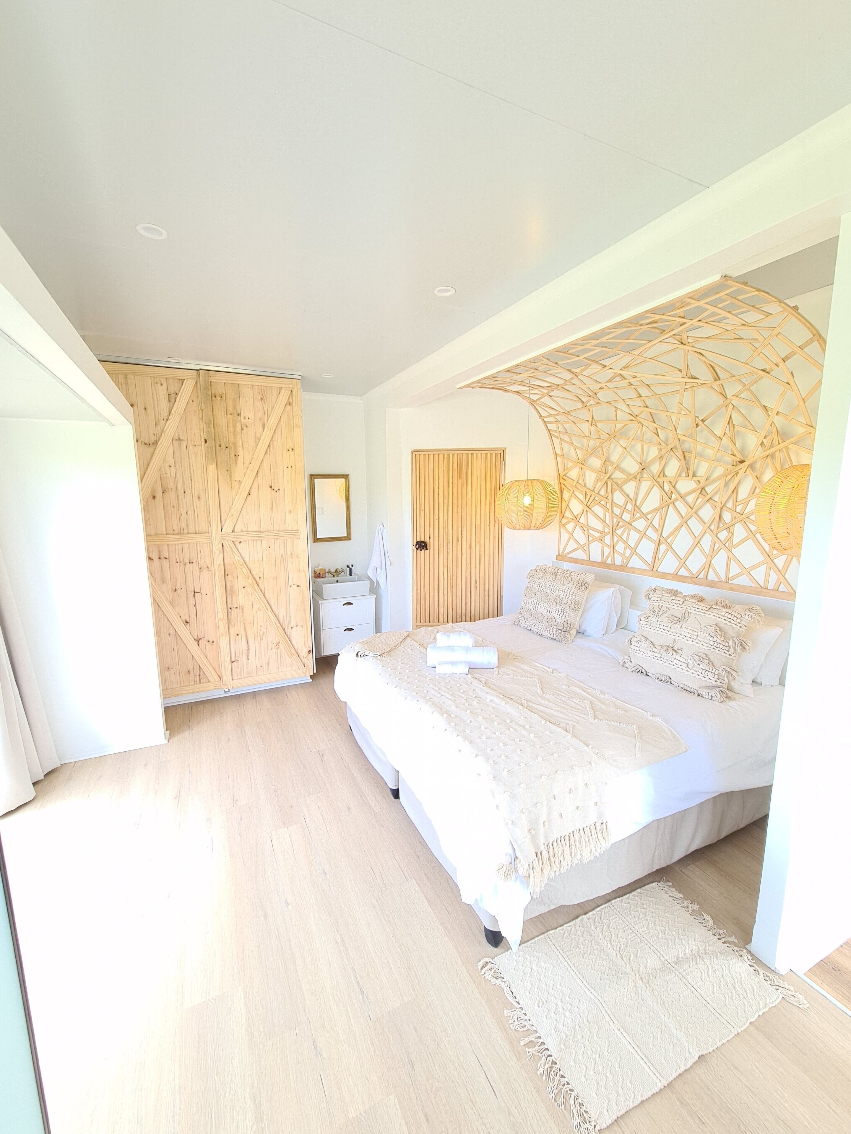 Premium bedding, down comforters, minibar, individually decorated