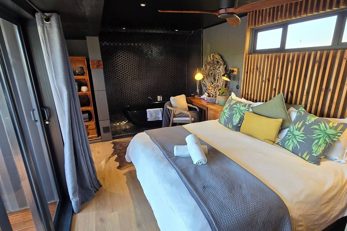 Eco Pod 3 (2 sleeper) | 高档床上用品、羽绒被、迷你吧、办公桌