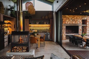 Safari Villa 10 (4 Adults, 2 Kids sleeper) | Oppholdsområde | En 32-tommers Flatskjerm-TV med Parabol-TV samt TV og peis