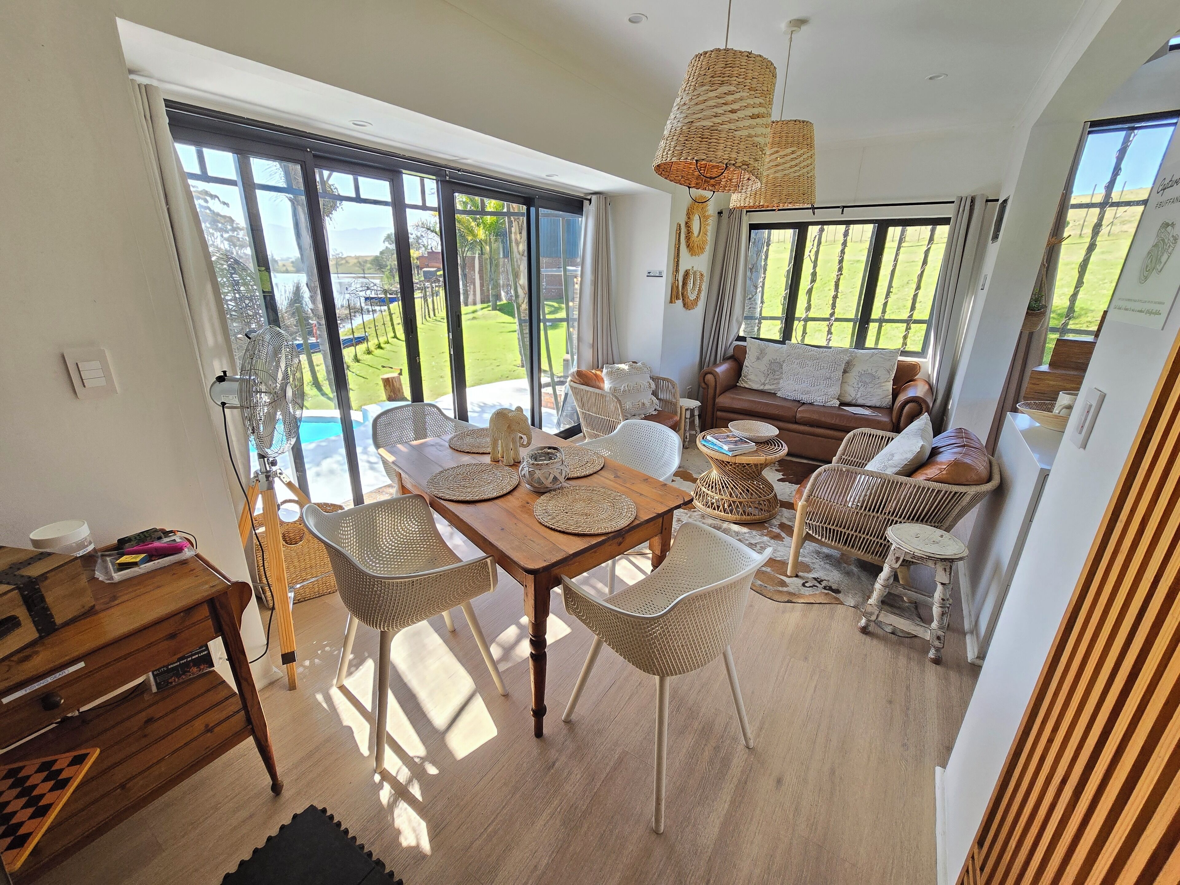 Eco Coconut 6 (2-4 sleeper) | リビング エリア | 32 インチの薄型テレビ (衛星放送視聴可)、テレビ、暖炉