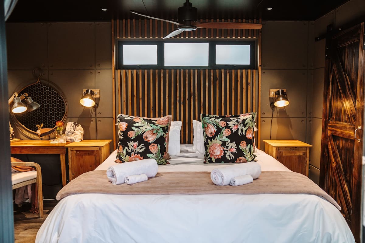 Premium bedding, down comforters, minibar, individually decorated