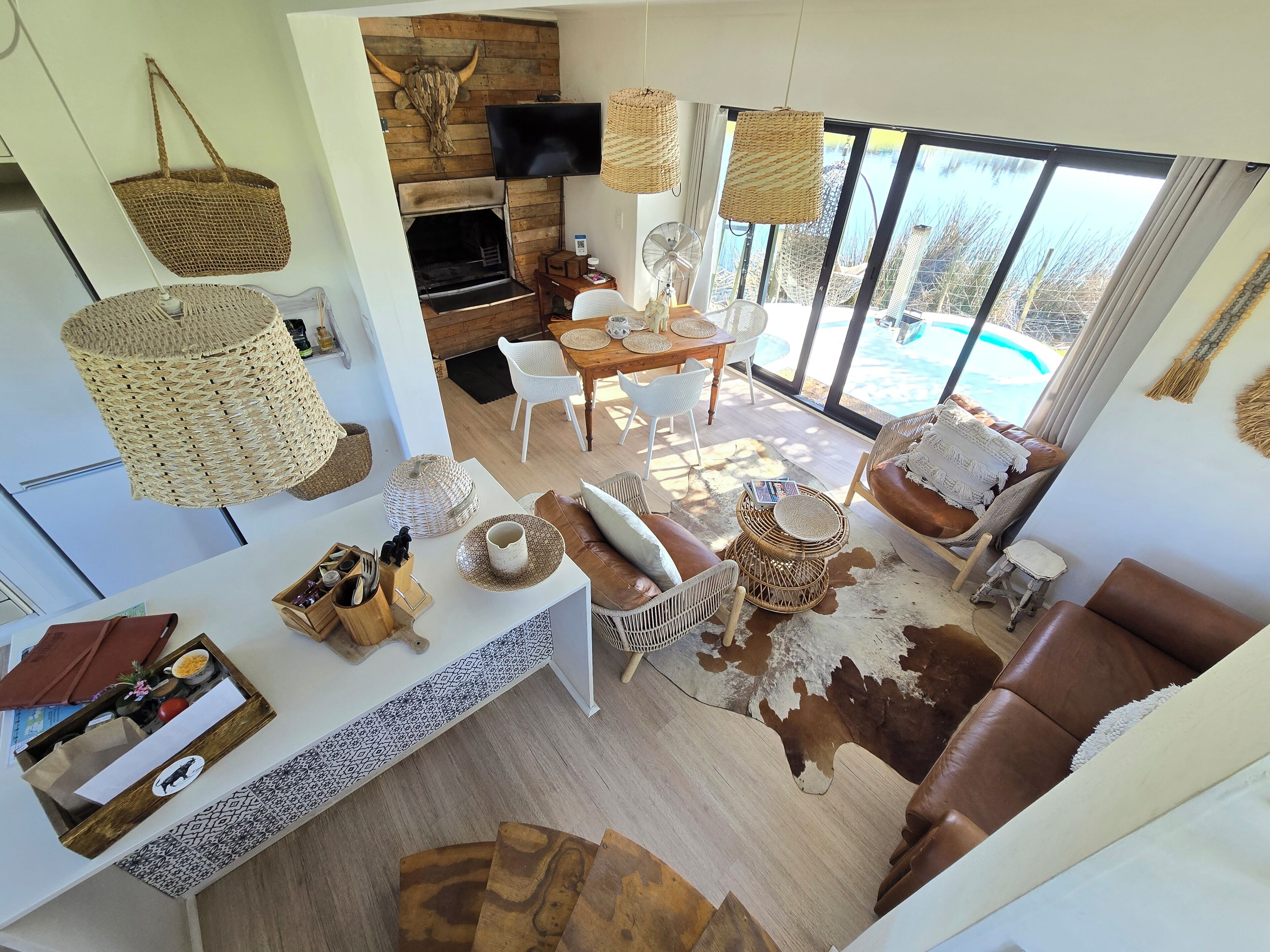 Eco Coconut 6 (2-4 sleeper) | リビング エリア | 32 インチの薄型テレビ (衛星放送視聴可)、テレビ、暖炉