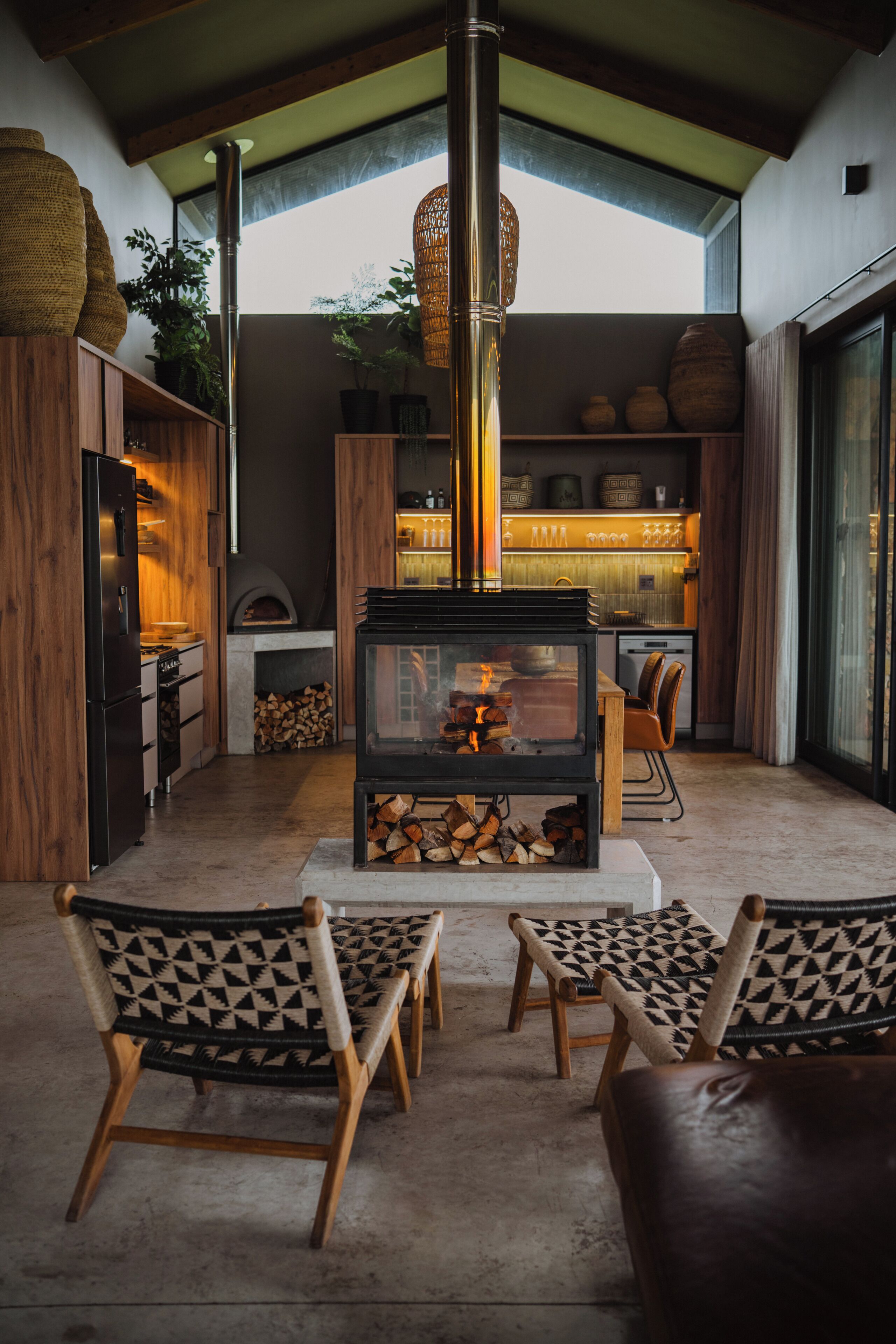 Safari Villa 10 (4 Adults, 2 Kids sleeper) | Wohnbereich | 32-Zoll-Flachbildfernseher mit Satellitenempfang, Fernseher, Kamin