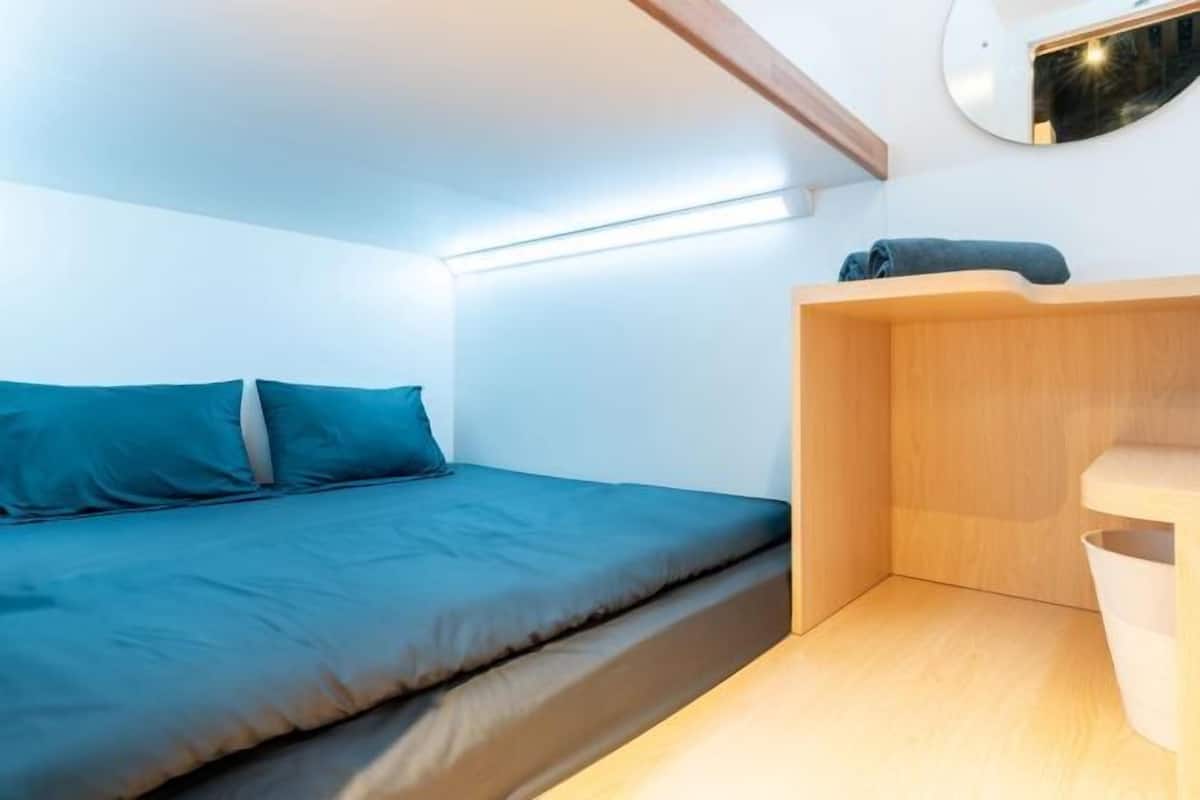 Blackout drapes, WiFi (free), bed sheets
