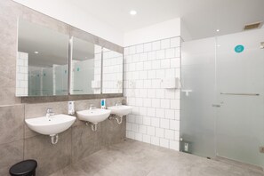 Shower, hair dryer, slippers, towels - Bobopod Dago, Bandung (Bandung)