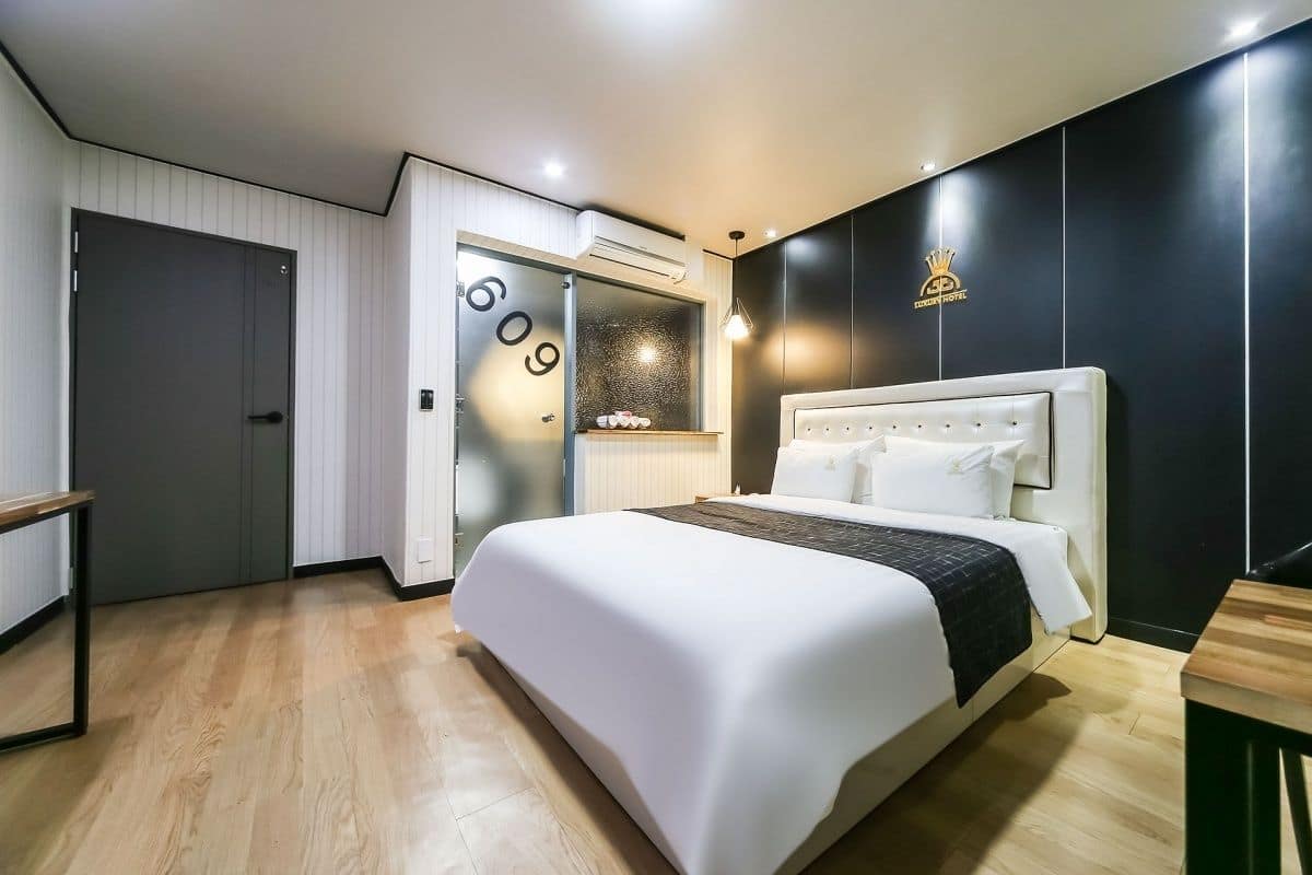 Habitación Premium | Escritorio, cortinas opacas, sistema de insonorización y wifi gratis
