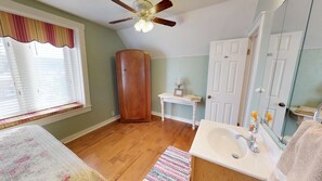 Cottage (Stunning Rock House located near the ) | Laptop workspace, free WiFi, bed sheets