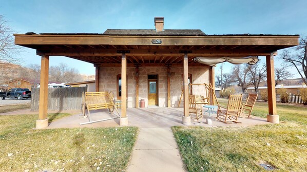 Cottage (Stunning Rock House located near the ) | Extérieur
