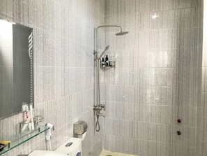 Een douche, een haardroger, een bidet, handdoeken