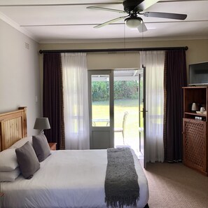 Desk, iron/ironing board, free WiFi, bed sheets - Burrough place (George)