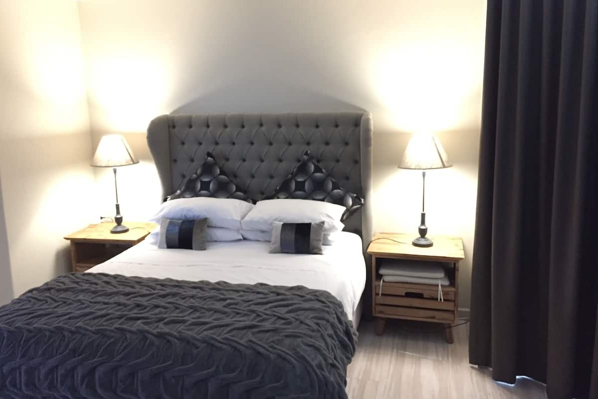 Kamar Double Comfort | Meja kerja, setrika/meja setrika, Wi-Fi gratis, dan seprai linen
