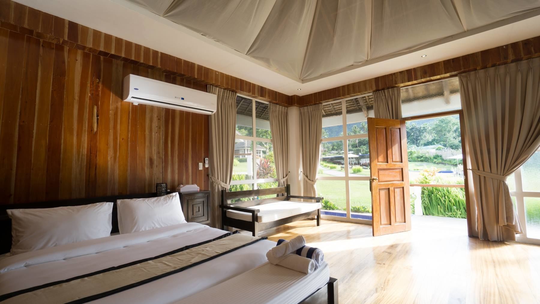 suite | individually decorated, individually furnished, desk, bed sheets