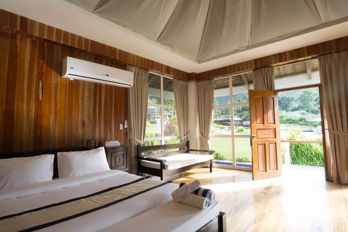 suite | individually decorated, individually furnished, desk, bed sheets