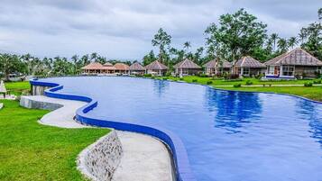 4 AuĂenpools, LiegestĂŒhle