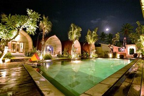 Outdoor pool, pool loungers - Kompyang Cottage (Penida Island)