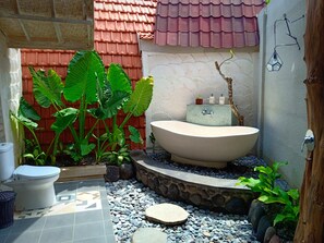 Deluxe Twin with Bathtub | Bathroom | Separate tub and shower, rainfall showerhead, hair dryer, slippers