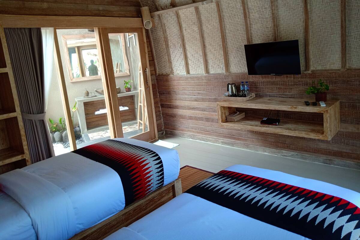 Deluxe Twin with Bathtub | In-room safe, WiFi (free), bed sheets