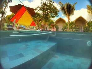 Outdoor pool, pool loungers - Kompyang Cottage (Penida Island)