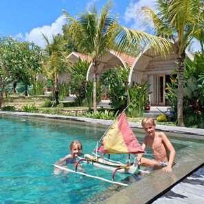 Outdoor pool, pool loungers - Kompyang Cottage (Penida Island)