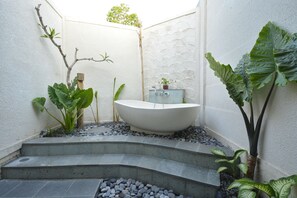Deluxe Double Room with Bathtub | Bathroom | Separate bathtub and shower, rainfall showerhead, hair dryer, slippers - Kompyang Cottage (Penida Island)