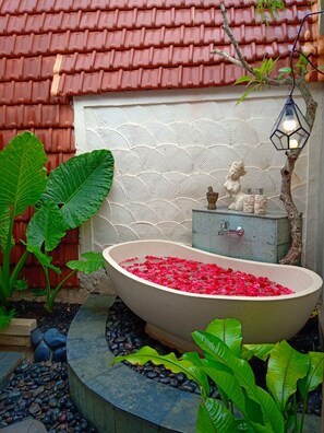 Deep-soaking bathtub - Kompyang Cottage (Penida Island)