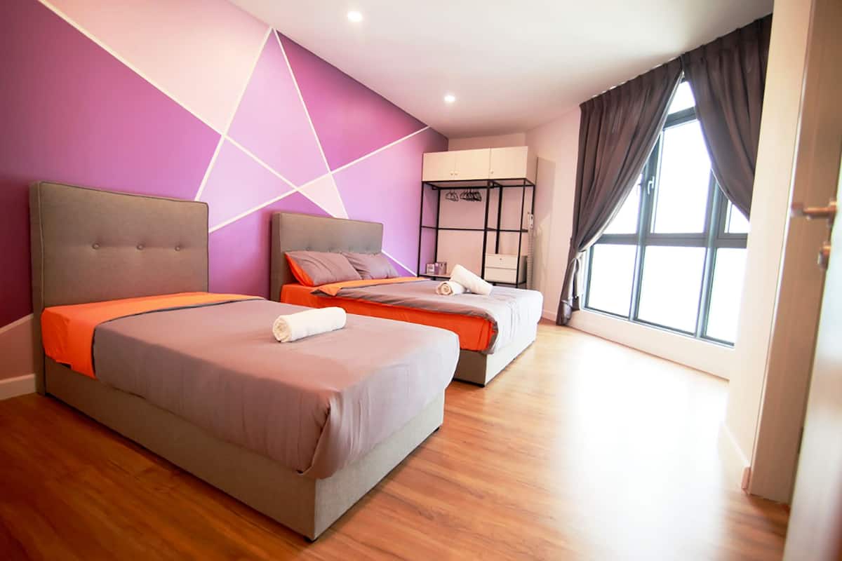 2 habitaciones, muebles diferentes y tabla de planchar con plancha