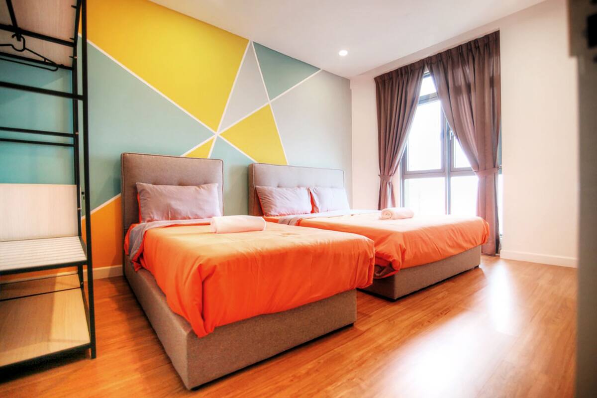 2 habitaciones, muebles diferentes y tabla de planchar con plancha