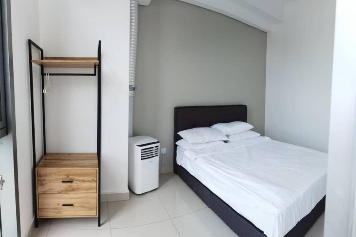 2 habitaciones, muebles diferentes y tabla de planchar con plancha