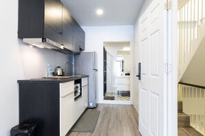 冷蔵庫、電子レンジ、コンロ、電気ポット